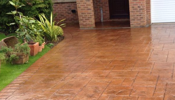 Paseo peatonal con textura pizarra