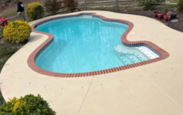 Reforma de piscina con pavimento antideslizante