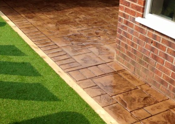 Hormigón fratasado en Sevilla 12 Paseo peatonal con textura pizarra en Revestimiento decorativo en chalet en Sevilla